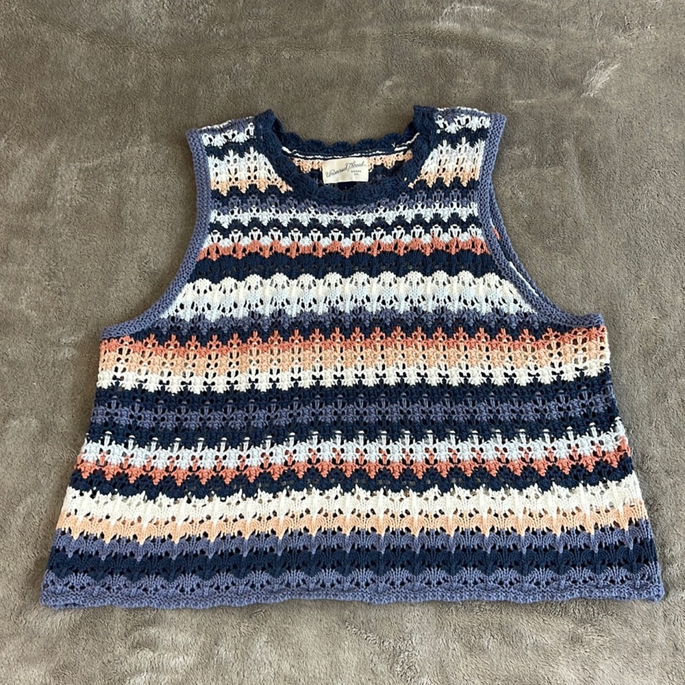 Knitted sleeveless pullover vest